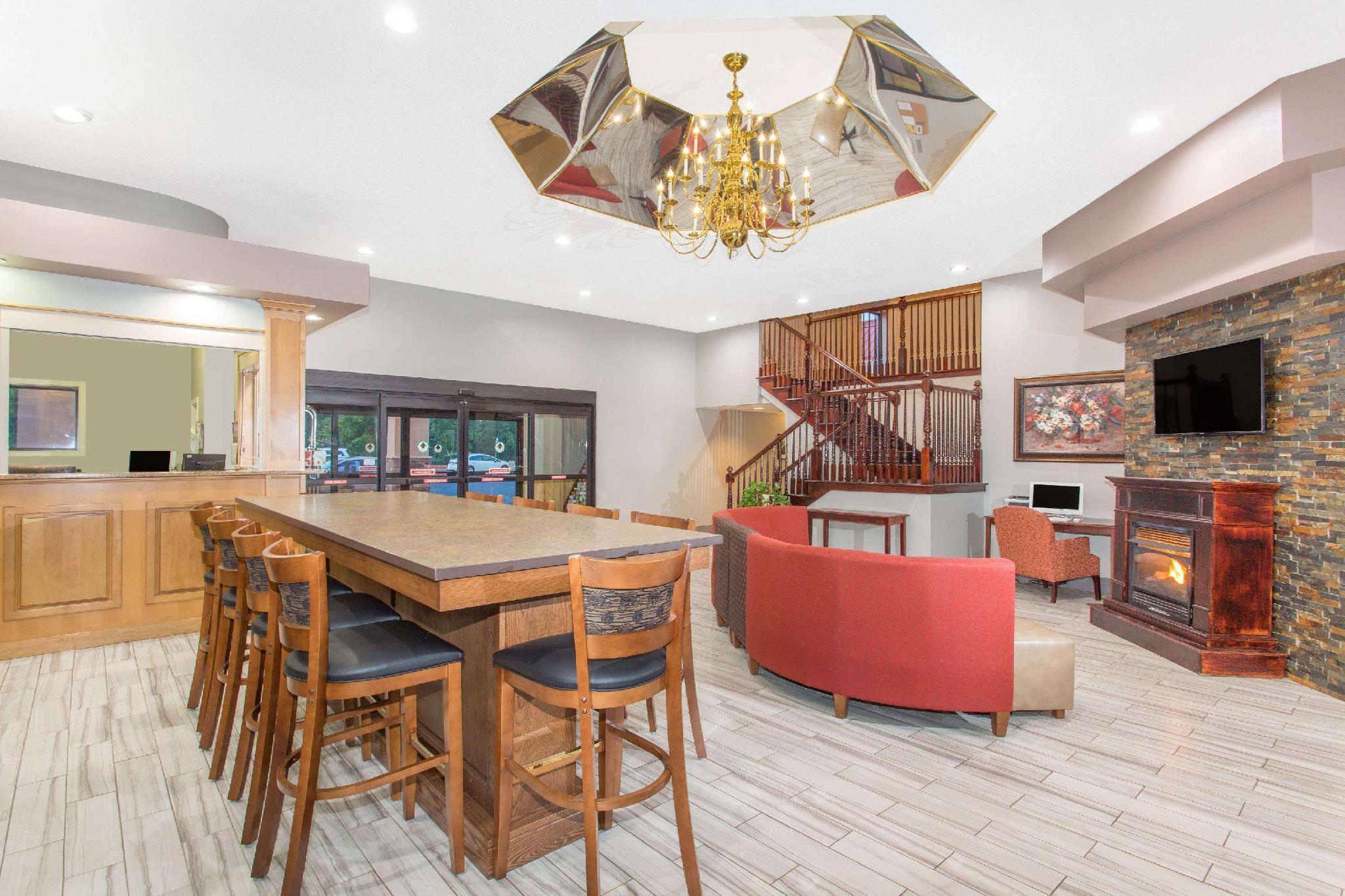 Ramada By Wyndham Hendersonville Exterior photo